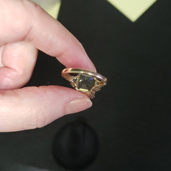 10k Gold ring w/ emarald cut green amathyst and CZ - Picture 4 of 4